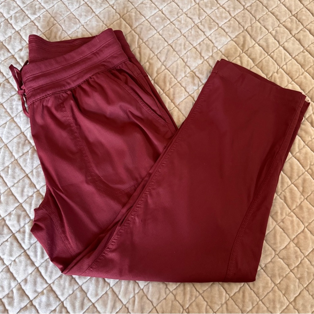 The North Face Burgundy Joggers Woman’s Medium‎ Hiking Gorpcore Travel wear